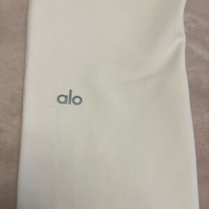 Alo high waisted, ivory leggings
Size medium